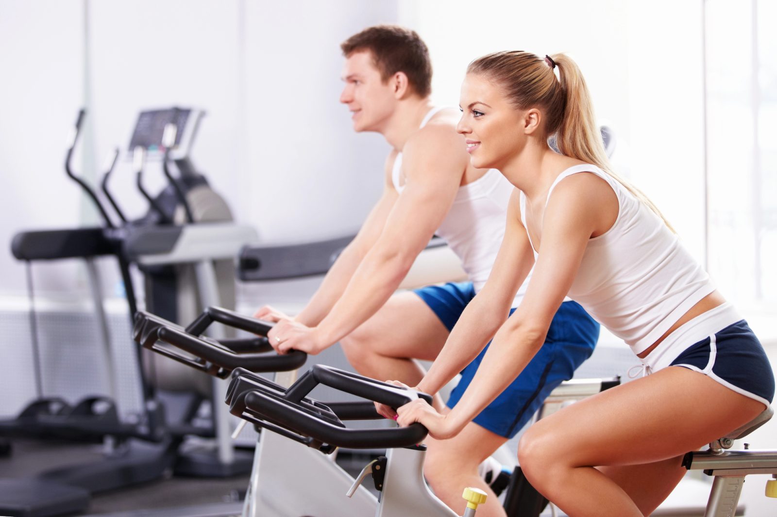 Kako invalidna osoba nakon moždanog koristi sobni bicikl za rehabilitaciju